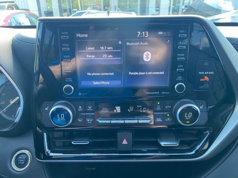 Used 2021 Toyota Highlander XLE AWD/4WD image 21