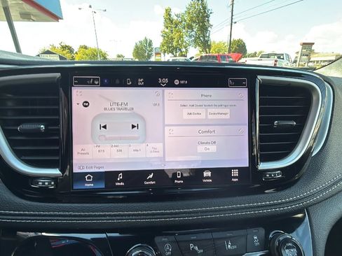 Used 2023 Chrysler Pacifica Touring FWD image 25