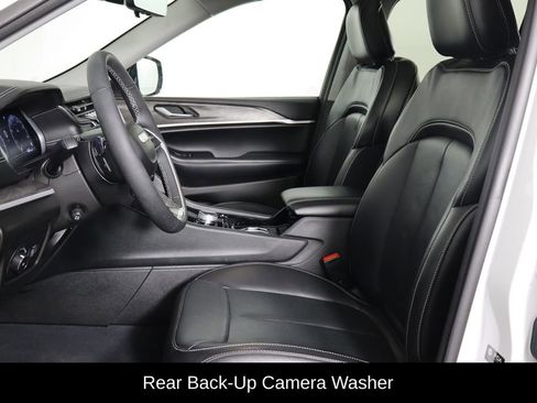 Used 2023 Jeep Grand Cherokee Limited w/ Luxury Tech Group II AWD/4WD image 16