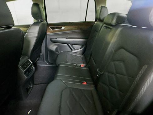 Used 2025 Volkswagen Atlas SE image 28