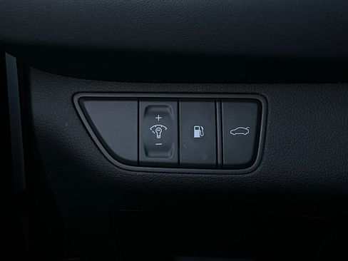 Used 2025 Genesis G70 2.5T image 22