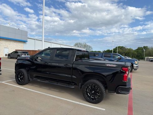 Used 2021 Chevrolet Silverado 1500 LT Trail Boss w/ Convenience Package II image 3