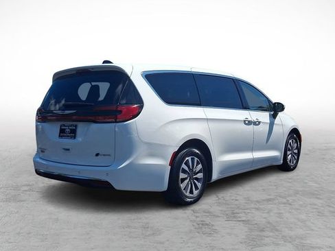 Used 2023 Chrysler Pacifica Touring-L FWD image 6