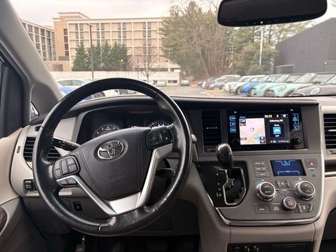 Used 2016 Toyota Sienna XLE image 17