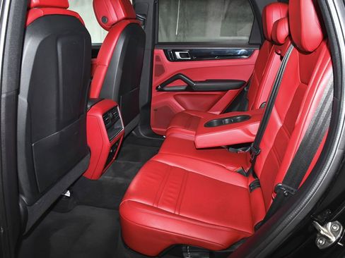 Used 2021 Porsche Cayenne image 46