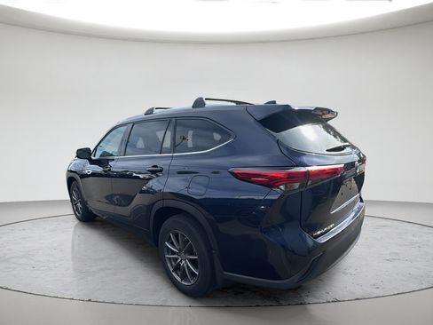 Used 2021 Toyota Highlander XLE AWD/4WD image 7