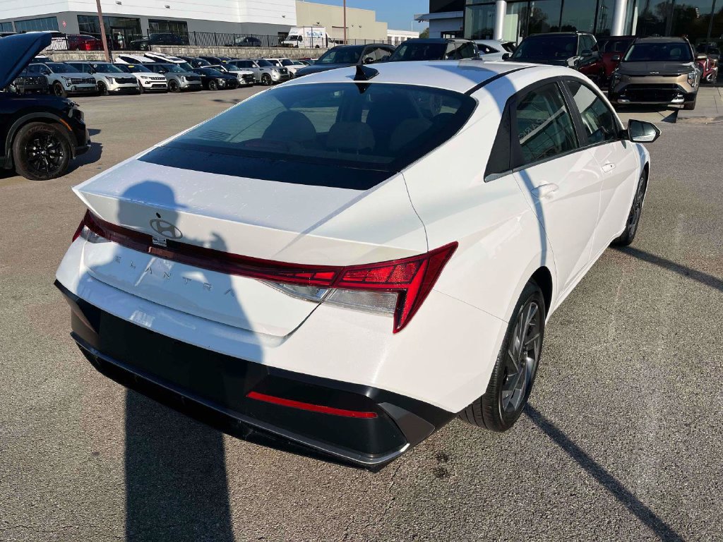Used 2025 Hyundai Elantra SEL FWD image 2