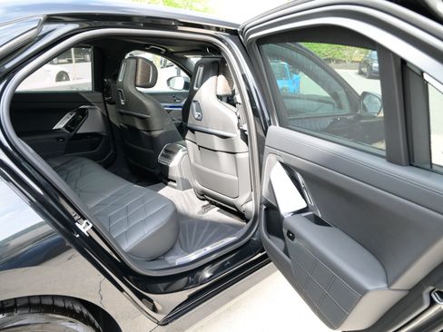 Used 2025 BMW 760i xDrive w/ Autobahn Package AWD/4WD image 46