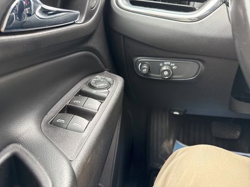 Used 2018 Chevrolet Equinox LT image 19