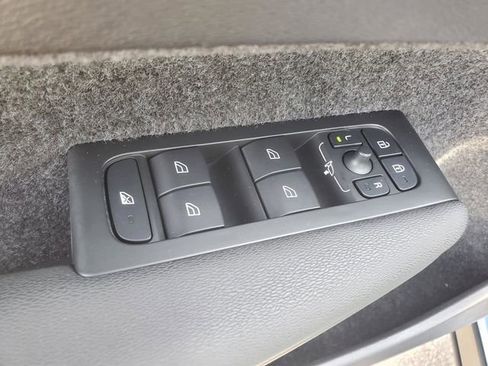 Certified 2025 Volvo XC40 B5 Plus AWD/4WD image 12