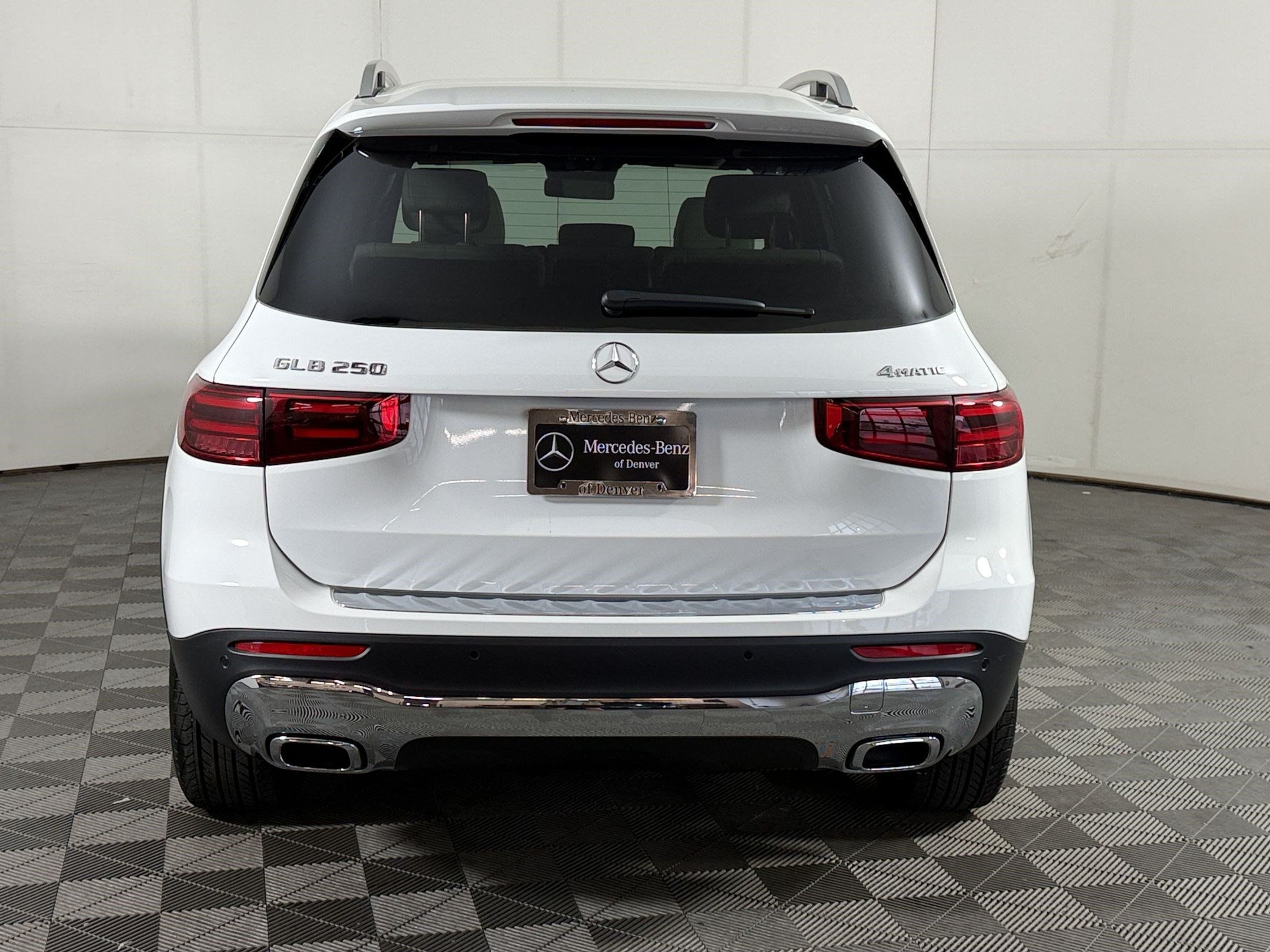 Used 2025 Mercedes-Benz GLB 250 4MATIC image 10