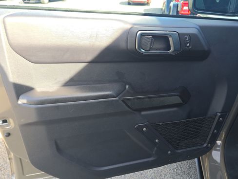 Used 2025 Ford Bronco Badlands image 9