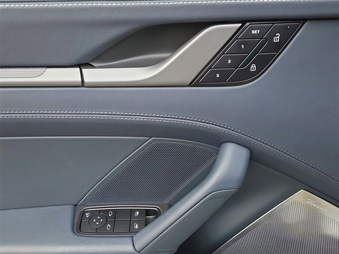 Used 2025 Porsche 911 Carrera image 7