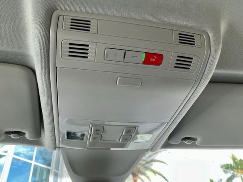 Used 2023 Volkswagen Tiguan SE image 31