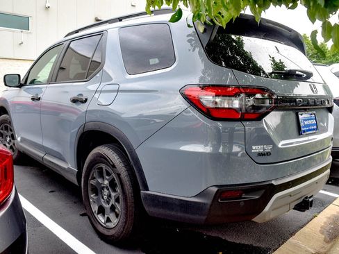 Used 2023 Honda Pilot TrailSport image 7