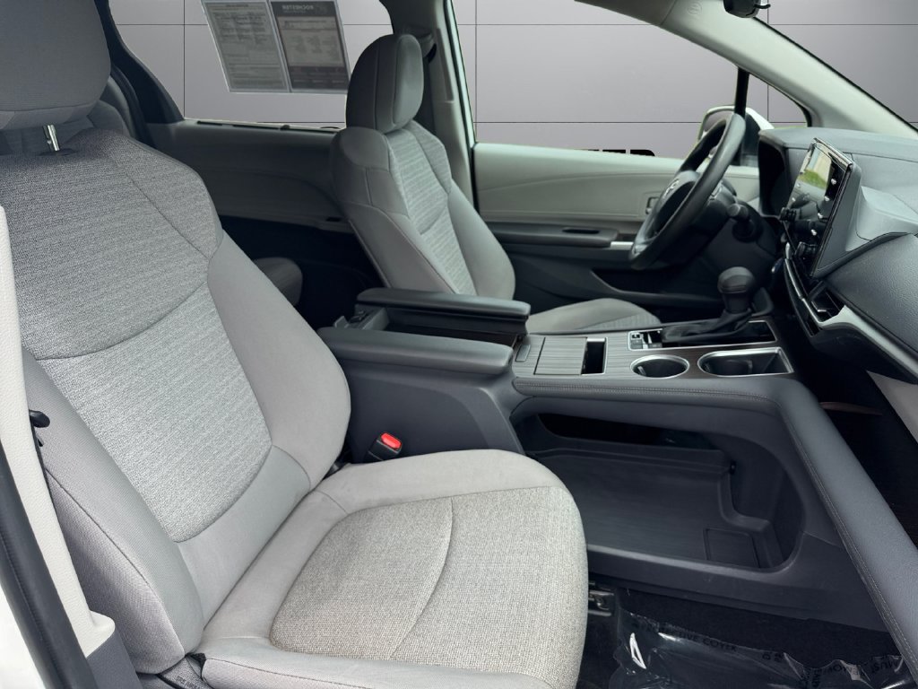 Used 2023 Toyota Sienna LE AWD/4WD image 17