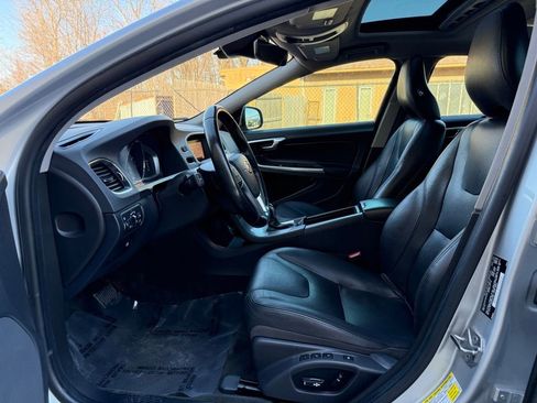 Used 2017 Volvo S60 T5 Inscription image 11