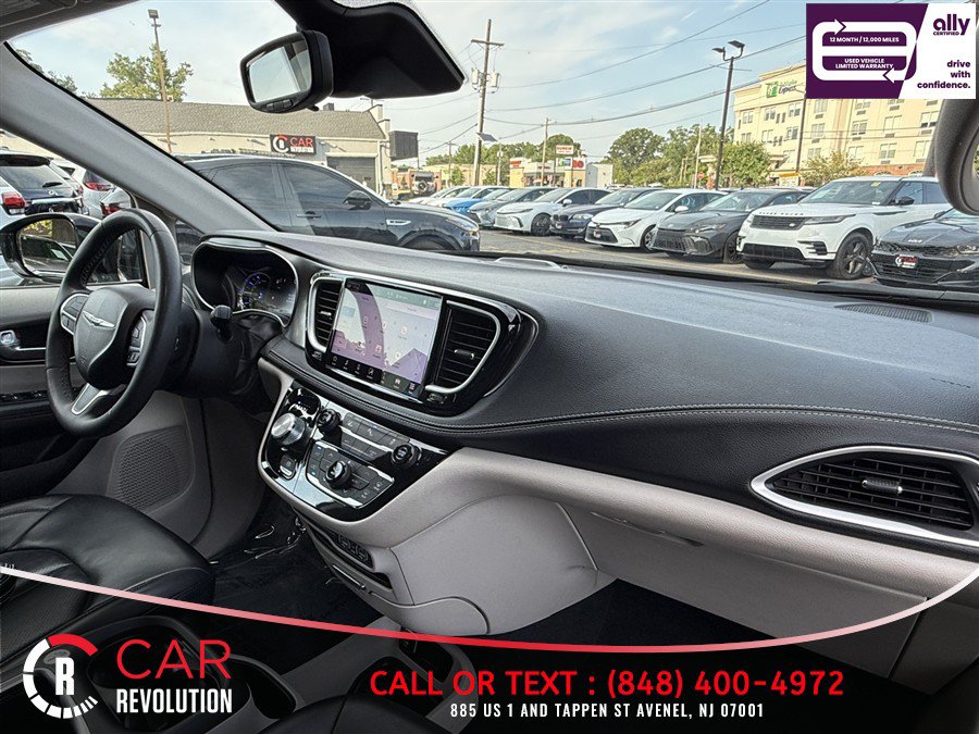 Used 2024 Chrysler Pacifica Limited FWD image 47