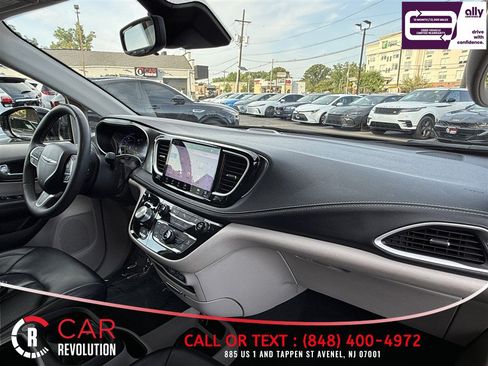 Used 2024 Chrysler Pacifica Limited FWD image 47