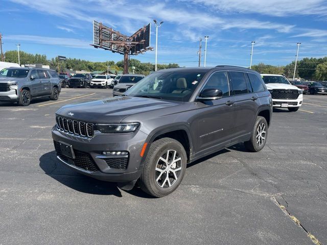 Used 2023 Jeep Grand Cherokee Limited w/ Luxury Tech Group II AWD/4WD image 3