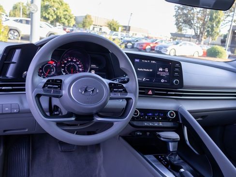 Used 2022 Hyundai Elantra SEL w/ Preferred Accessory Package image 16