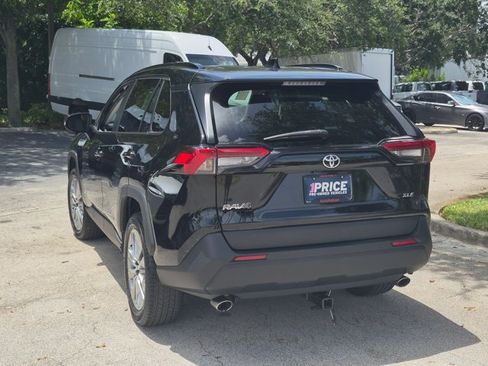 Used 2022 Toyota RAV4 XLE Premium FWD image 8