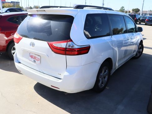 Used 2015 Toyota Sienna LE image 11