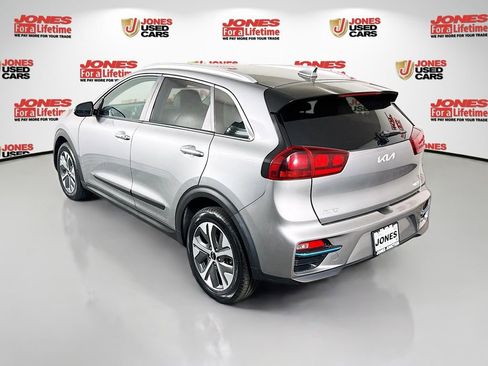 Used 2022 Kia Niro EX w/ Cold Weather Package FWD image 2