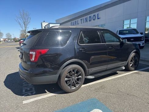 Used 2017 Ford Explorer XLT w/ Equipment Group 202A image 6