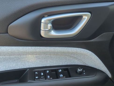 Used 2023 Jeep Compass Latitude image 13