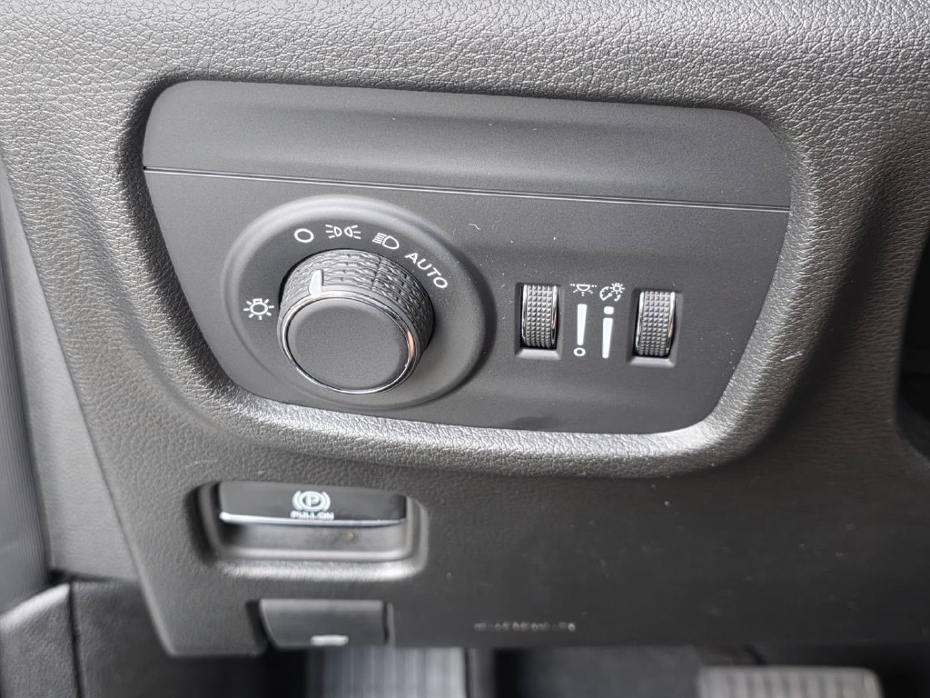 Used 2025 Jeep Grand Cherokee L Altitude RWD image 26