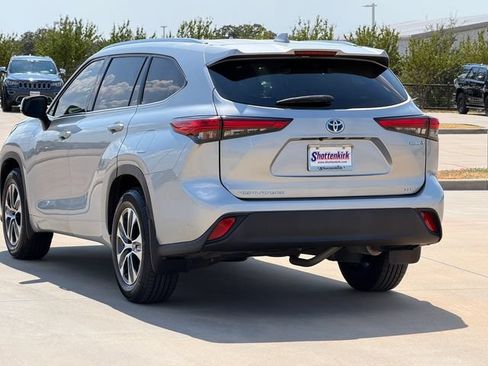Used 2021 Toyota Highlander XLE FWD image 4