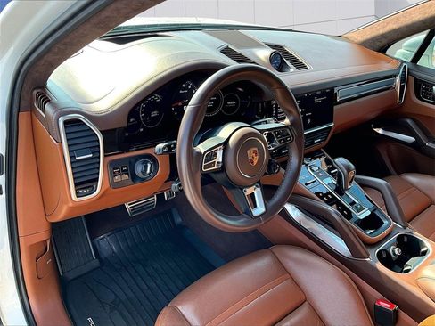 Used 2021 Porsche Cayenne Turbo image 4