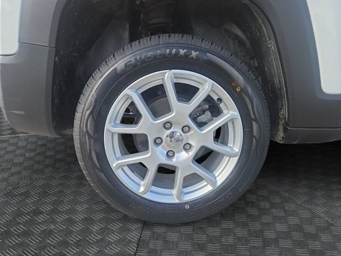 Used 2023 Jeep Renegade Latitude AWD/4WD image 35