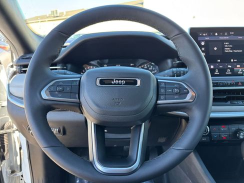 Used 2025 Jeep Compass Limited image 30