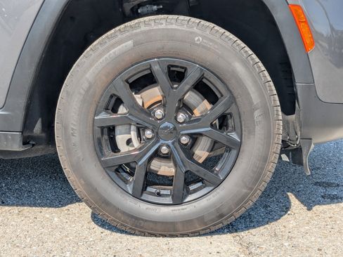 Used 2025 Jeep Grand Cherokee Altitude image 11