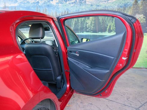 Used 2019 Toyota Yaris XLE image 31