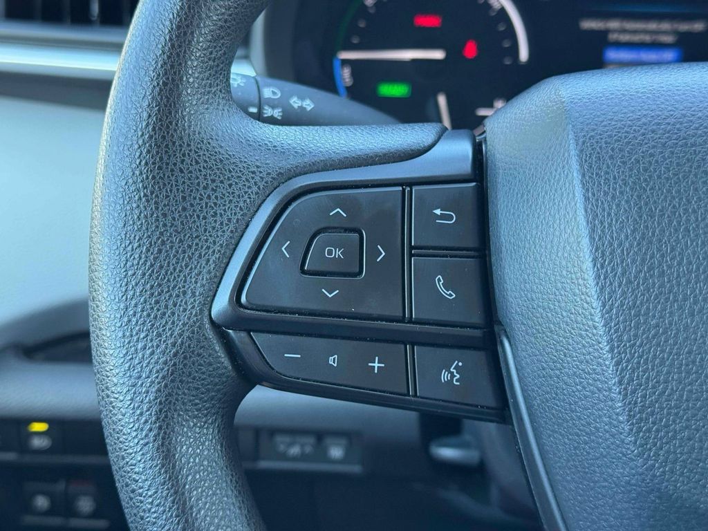 Used 2025 Toyota Sienna LE FWD image 24