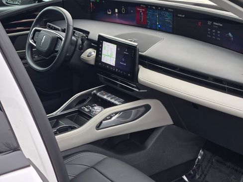 Used 2025 Lincoln Nautilus Premier w/ Equipment Group 102A image 8