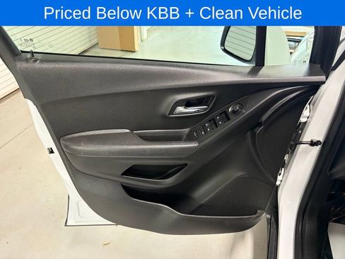 Used 2019 Chevrolet Trax LT w/ LT Convenience Package FWD image 9