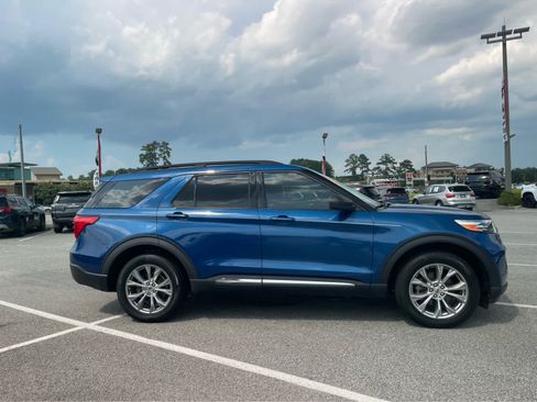 Used 2021 Ford Explorer XLT w/ Equipment Group 202A AWD/4WD image 4