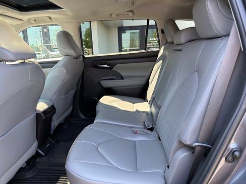 Used 2023 Toyota Highlander XLE AWD/4WD image 19