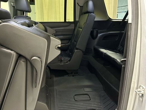 Used 2018 Chevrolet Suburban LT image 19