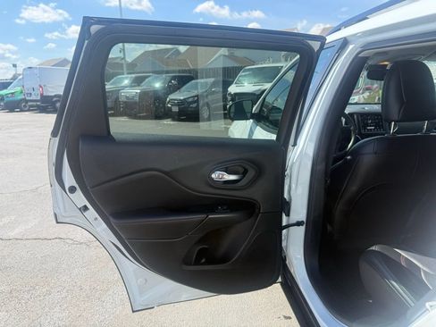 Used 2022 Jeep Cherokee Trailhawk w/ Premium Leather Package AWD/4WD image 39