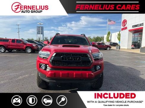 Used 2022 Toyota Tacoma TRD Sport w/ TRD Premium Sport Package AWD/4WD image 4
