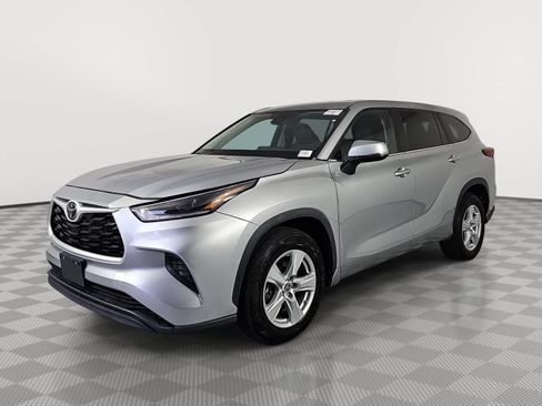 Used 2023 Toyota Highlander L FWD image 4