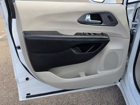 Used 2022 Chrysler Pacifica Touring-L FWD image 20