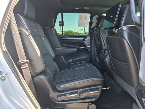 Certified 2025 Cadillac Escalade Premium Luxury Platinum AWD/4WD image 15