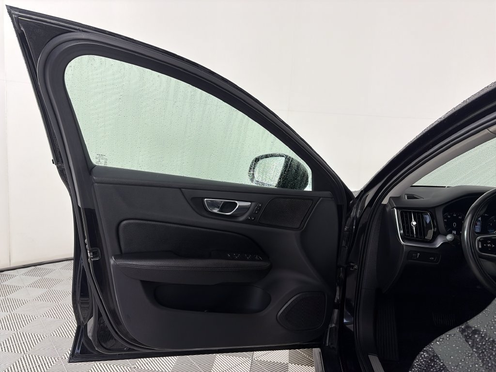 Used 2020 Volvo V60 T5 Cross Country AWD/4WD image 10