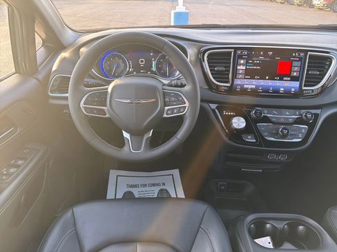 Used 2025 Chrysler Pacifica Select image 13